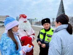 Полицейский Дед Мороз со Снегурочкой поздравили участников дорожного движения с наступающим Новым годом