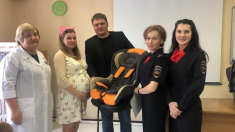 Сотрудники ВОА и ГИБДД Владивостока напомнили будущим мамам о правилах перевозки детей-пассажиров