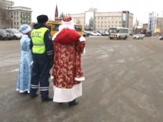 Сотрудники ГИБДД поздравляли и вручали подарки автолюбителям Иркутска