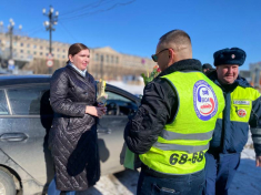 Автоинспекторы города Хабаровска присоединились к акции МВД России «Цветы для автоледи»