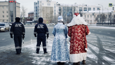 В Иркутске полицейский Дед Мороз поздравил жителей города с наступающим Новым годом